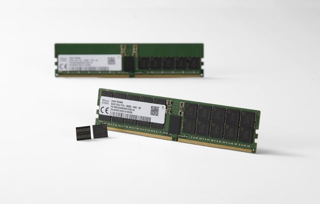SK하이닉스가 세계 최초로 출시한 2세대 10나노급(1ynm) DDR5 D램. /사진=SK하이닉스 제공