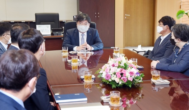 임원들과 간담회 하는 김용진 국민연금공단 이사장 [사진=국민연금공단 제공]