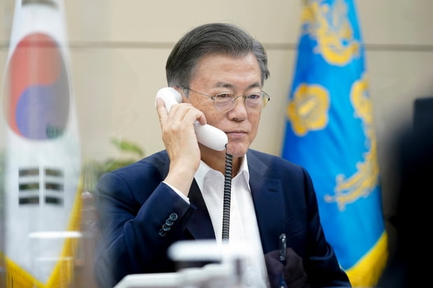 文 대통령, 우즈벡 대통령과 통화…"한국기업 진출 도움 요청"