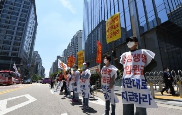 삼성생명과 암 보험금 지급을 놓고 갈등을 빚어온 '보험사에 대응하는 암환우 모임(보암모)' 회원들이 서울 서초동 삼성 사옥 앞에서 집회를 열고 있다. 한경DB