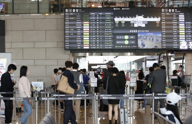 지난 추석 연휴 기간 동안 제주도 방문객은 28만여명으로 지난 해 추석 대비 4만여명 뿐이 안 줄었다. 제주도관광협회에 따르면 실질적인 연휴 시작날인 지난 9월 26일부터 4일까지 9일 간 총 27만9446명의 내국인이 제주를 찾았다. /사진=뉴스1