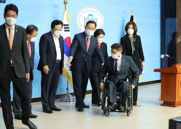 국회  보건복지위원회 소속 주호영 국민의힘 원내대표와 강기윤, 이종성 의원 등이 7일 오전 서울 여의도 국회 소통관에서 추미애 법무부 장관 아들의 무릎 수술을 담당한 삼성서울병원 A교수의 국정감사 증인 출석 촉구 성명발표를 마친 뒤 퇴장하고 있다. 사진=뉴스1