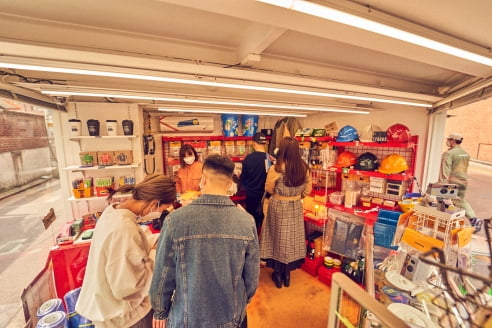 방문객들이 지난 4월 서울 성수동에 문을 연 시몬스 팝업스토어 '시몬스 하드웨어 스토어'에 제품들을 살펴보고 있다.   시몬스 제공