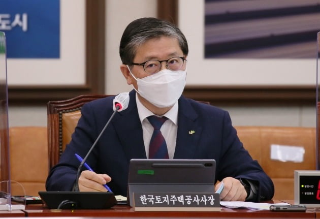 변창흠 한국토지주택공사(LH)사장이 8일 오전 서울 여의도 국회에서 열린 국토교통위원회에 한국토지주택공사 등에 대한 국정감사에서 의원 질의에 답변하고 있다. 2020.10.8 [사진=연합뉴스]