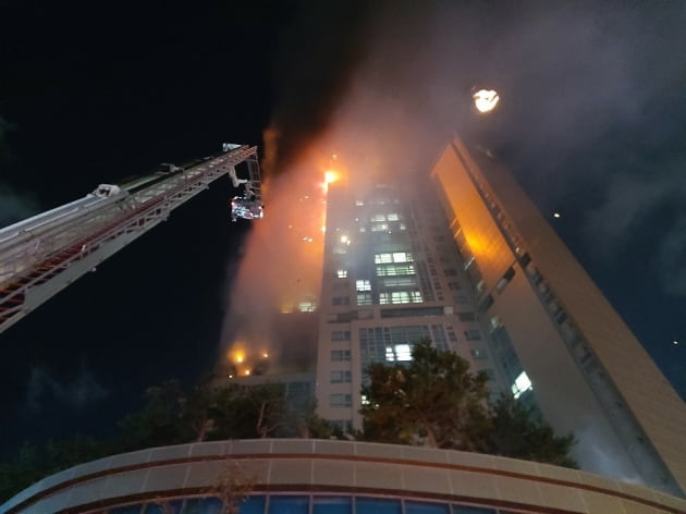 울산 남구 신정동 삼환아르누보 주상복합 아파트에서 큰 불이 나 소방당국이 진화를 하고 있다. 울산시 제공