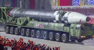 [속보] "미국 본토 겨냥 가능"…북한, 신형 ICBM 공개