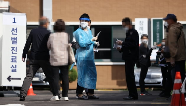 서울 중구 국립중앙의료원 코로나19 선별진료소를 찾아온 시민들이 검사를 받기 위해 대기하고 있다. 사진=연합뉴스