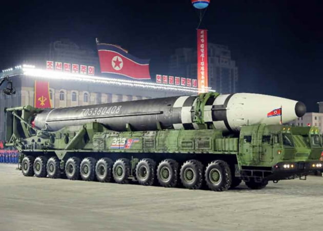 북한이 10일 노동당 창건 75주년 기념 열병식에서 미 본토를 겨냥할 수 있는 신형 대륙간탄도미사일(ICBM)을 공개했다. 사진=노동신문 홈페이지 캡처