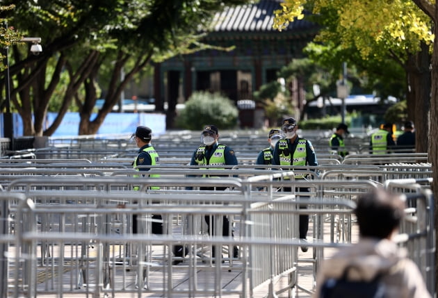 한글날인 9일 경찰이 서울 광화문역 인근에 설치된 펜스를 따라 이동하고 있다. 사진=연합뉴스