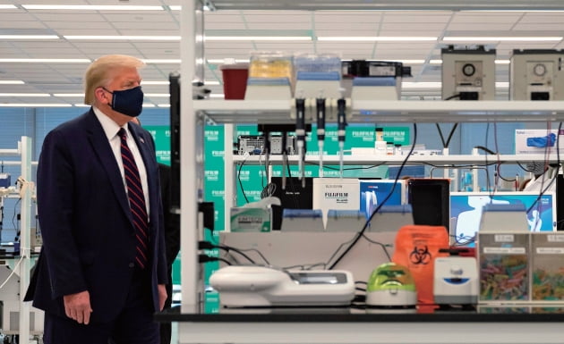 도널드 트럼프 미국 대통령이 코로나19 백신 연구 현장을 둘러보고 있다. 미국은 빠른 바이오 산업 투자 활황으로 글로벌 바이오 강국의 지위를 누리고 있다. / 한경DB