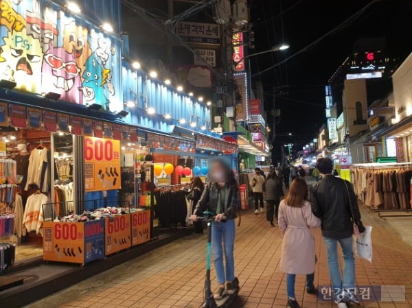 사회적 거리두기가 1단계로 완화된 지난 12일밤 서울 마포구 홍대입구역 인근의 모습. /사진=조준혁 한경닷컴 기자