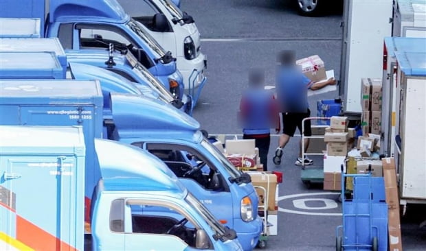 서울의 한 택배 물류센터에서 택배기사들이 분류 작업을 마친 뒤 배송 준비를 하고 있다. 사진=연합뉴스