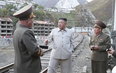 김정은, 연일 '애민 정치' 선전…태풍 복구현장서 "본보기 도시로 바꿔라"