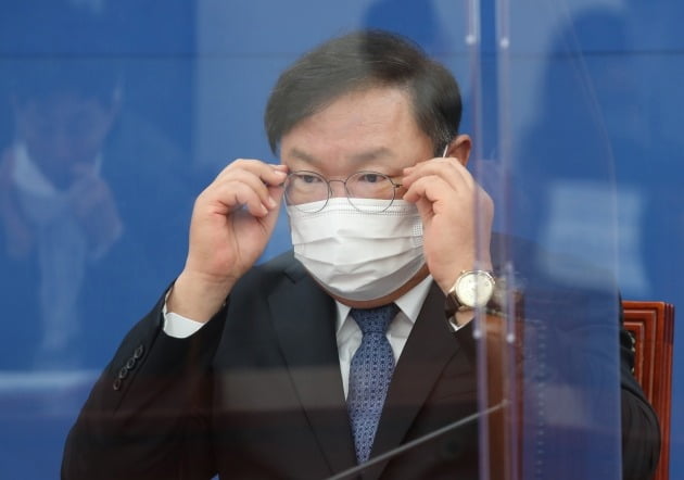 김태년 더불어민주당 원내대표가 15일 국회에서 열린 국정감사 대책회의에서 안경을 고쳐쓰고 있다. 뉴스1