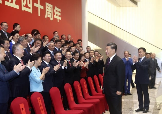 시진핑 중국 국가주석이 14일 광둥성 선전에서 열린 선전경제특구 40주년 경축 행사에서 참석자들과 인사를 나누고 있다. 2020-10-15 [사진=AP 연합뉴스]