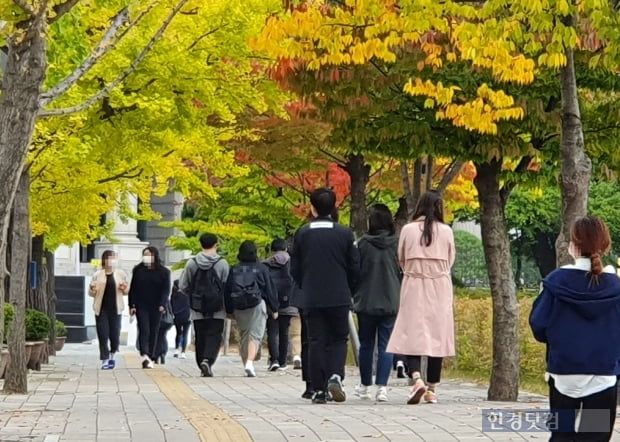 16일 한국외국어대학교 학생들이 수업을 듣기 위해 발걸음을 옮기고 있다. 사진=김수현 한경닷컴 기자