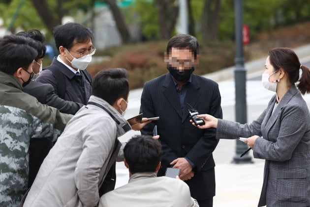 고(故) 김홍영 검사에게 폭언·폭행을 한 전직 부장검사의 수사·기소 타당성을 검토하는 검찰수사심의위원회가 열리는 16일 오후 서초동 대검찰청으로 김 검사의 아버지가 의견서 제출을 위해 들어가기 전 취재진의 질문에 답하고 있다. 사진=연합뉴스