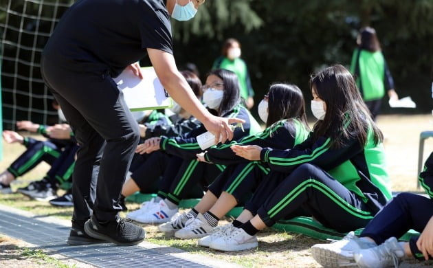 15일 오전 광주 북구 경신중학교에서 북구체력인증센터의 '찾아가는 체력 인증의 날' 행사에 참여한 학생들이 손소독을 하고 있다. 학생들은 코로나19 사회적 거리두기로 등교와 체육 수업이 미뤄지면서 오랜만에 운동장에 나왔다. 2020.10.15  [사진=연합뉴스]