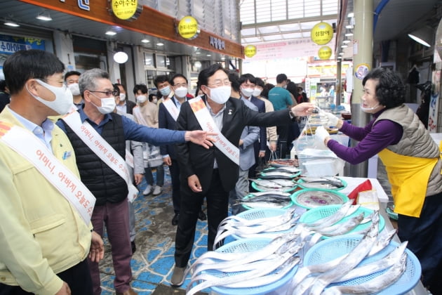 중소기업중앙회와 중기사랑나눔재단은 19일 경남 거제시 거제고현시장을 방문해 시장 상인에게 삼계탕을 전달하고 1000만원 상당의 시장 물품을 구매해 지역 저소득가정에 기부했다. 이날 김기문 중기중앙회 회장(가운데)이 시장 상인에게 미리 준비한 삼계탕을 전달하고 있다.