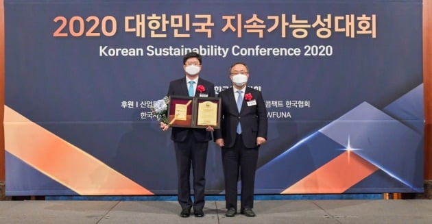 지난 16일 서울 롯데호텔에서 열린  ‘2020 대한민국 지속가능성 대회’에서 인천국제공항공사 신가균 사회가치추진실장(사진 왼쪽)이 한국표준협회 이상진 회장으로부터 '국토교통부문 지속가능성지수 1위' 상패를 수여받았다. 인천공항공사 제공 