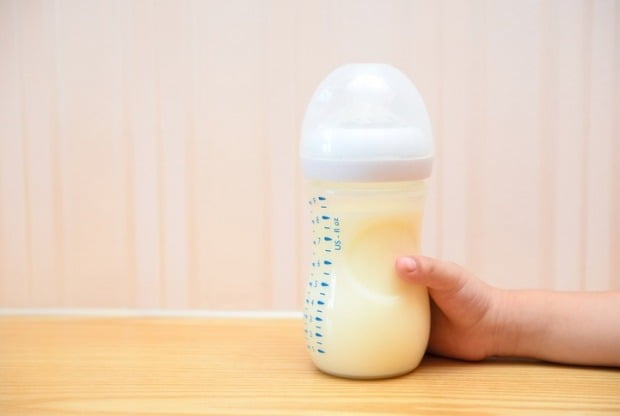 폴리프로필렌(PP) 유아용 젖병으로 유동식을 준비하는 과정에서 미세플라스틱이 대량 방출될 수 있다는 연구 결과가 나왔다./사진=게티이미지