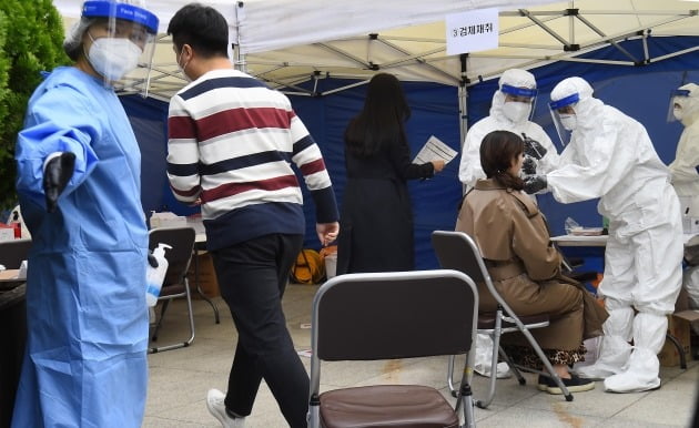 21일 오전 서울 강남구 대치2동 주민센터 앞에 설치된 선별진료소에서 관내 학원강사들이 코로나19 진단검사를 받고 있다. 서울 강남구는 관내 학원강사 2만여명을 대상으로 하루에 천 명씩 코로나19 전수검사를 시행한다./김범준기자 bjk07@hankyung.com