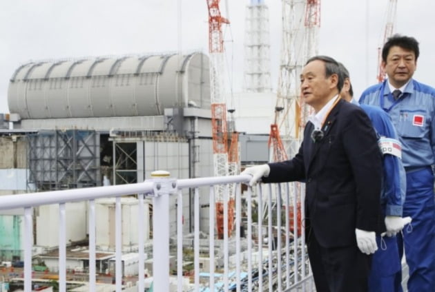 스가 요시히데 일본 총리가 지난달 26일 후쿠시마 제1원전을 방문해 폐로 작업이 진행 중인 현장을 둘러보고 있다. / 사진=연합뉴스