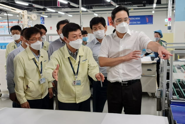 이재용 삼성전자 부회장(오른쪽)이 지난 21일 베트남 하노이 인근 삼성 복합단지에서 스마트폰 생산라인을 살펴보고 있다.  /삼성전자 제공     