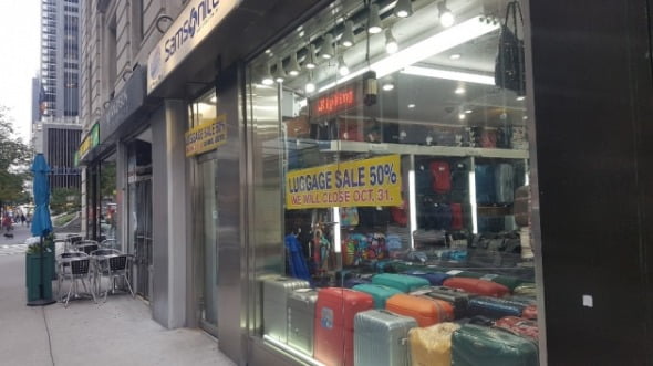 22일(현지시간) 뉴욕 맨해튼의 한 상점이 폐점 세일을 하고 있다. 뉴욕=조재길 특파원
