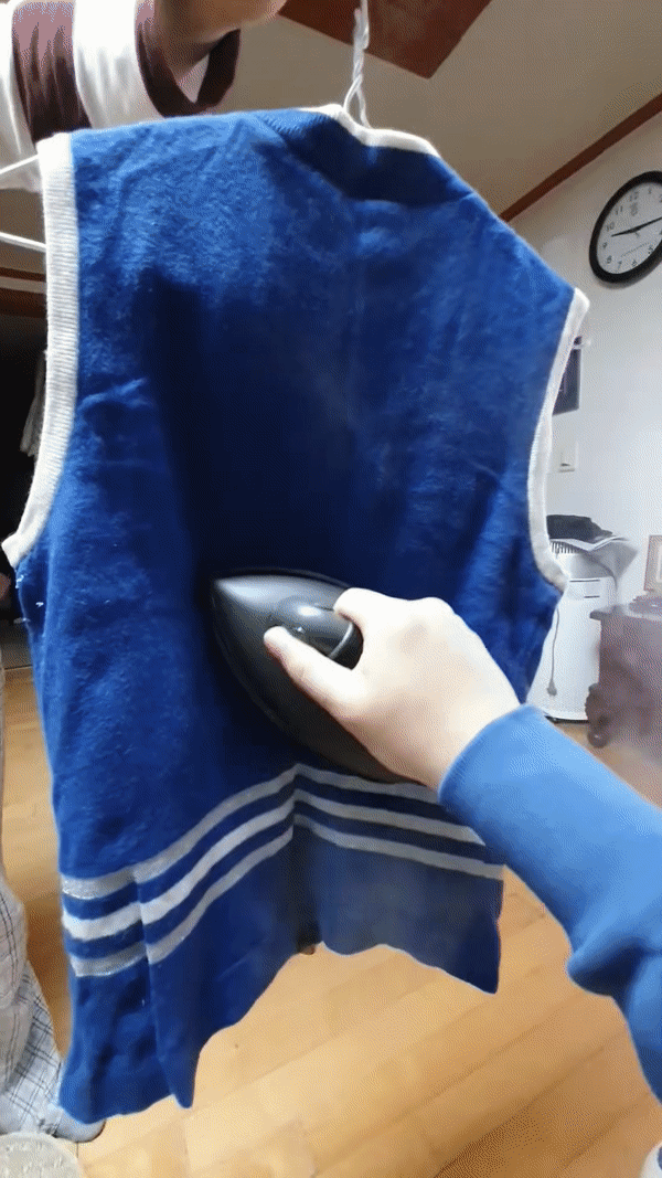 로라스타 '리프트 엑스트라 티탄'으로 기모 조끼를 다리미질을 하고 있다/사진=배성수 한경닷컴 기자