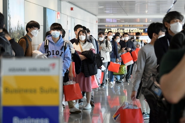 24일 인천공항을 출발한 아시아나항공 ‘A380 한반도 일주 비행’ 항공기에 탑승한 승객들이 탑승을 기다리고 있다. 영종도=공항사진기자단.