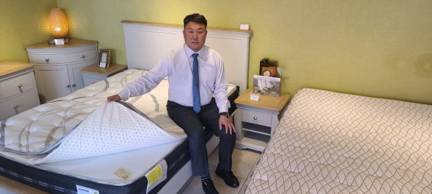 조광호 레스토닉코리아 대표가 자사 침대의 특성에 대해서 설명하고 있다.      레스토닉코리아 제공