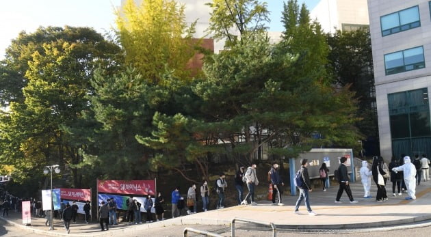  25일 서울 광진구 세종대학교에서 열린 SK그룹 하반기 공채 필기전형인 'SK종합역량검사(SKCT)'에서 수험생들이 거리두기를 하며 입장하고 있다./김범준기자 bjk07@hankyung.com