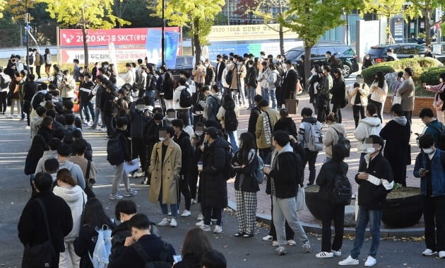  25일 서울 광진구 세종대학교에서 열린 SK그룹 하반기 공채 필기전형인 'SK종합역량검사(SKCT)'에서 수험생들이 고사장에 입실하기  위해 줄지어 기다리고 있다./김범준기자 bjk07@hankyung.com