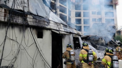 포항 컨테이너 창고 불…인명피해 없이 30분 만에 진화