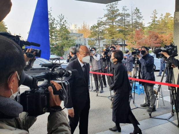 고(故) 이건희 삼성그룹 회장의 공식 조문이 시작된 26일 이 회장의 빈소가 마련된 삼성서울병원 장례식장을 정·재계 인사들이 잇따라 찾았다. 사진=배성수 한경닷컴 기자