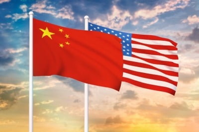 美블룸버그 "중국, 10년 안에 미국 경제 추월할 것"