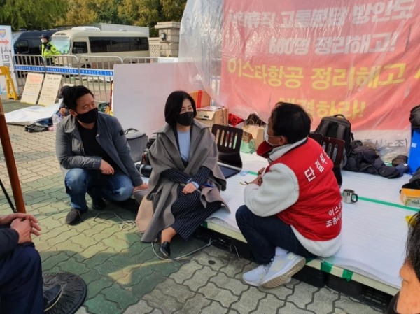 허은아 국민의힘 의원이 박이삼 이스타항공 조종사 노동조합 위원장과 면담을 하고 있다. /사진=허은아 의원 페이스북