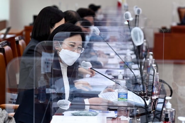 이수진 더불어민주당 의원이 19일 서울 여의도 국회에서 열린 산업통상자원중소벤처기업위원회의 중소벤처기업진흥공단, 기술보증기금 등에 대한 국정감사에서 최창희 공영홈쇼핑 대표에게 질의하고 있다. 2020.10.19/뉴스1