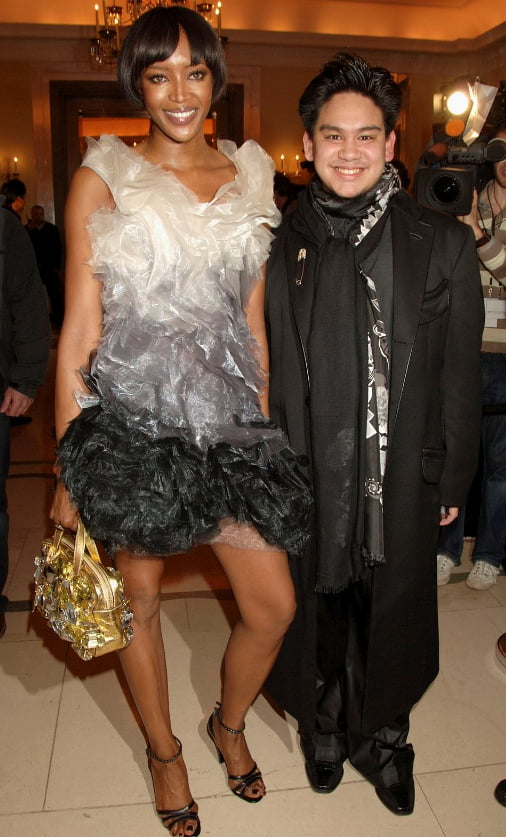 브루나이 왕궁의 압둘 아짐 왕자가 런던 패션 위크에 참석해 슈퍼모델 나오미 캠벨(Naomi Campbell)과 사진을 찍고 있다. 사진=게티이미지