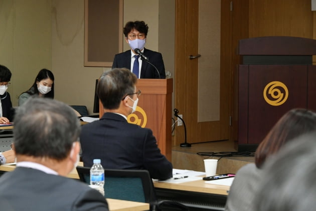 국토교통부 주최로 27일 오후 서울 서초구 서운로 한국감정원 수도권 본부에서 열린 '부동산 공시가격 현실화 계획 수립을 위한 공청회'에서 이형찬 국토연구원 연구위원이 부동산 공시가격 현실화 로드맵 수립 방안을 발표하고 있다. 사진=연합뉴스