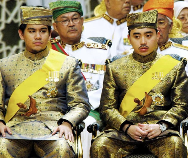 브루나이 왕궁의 압둘 아짐 왕자(왼쪽). 사진=게티이미지