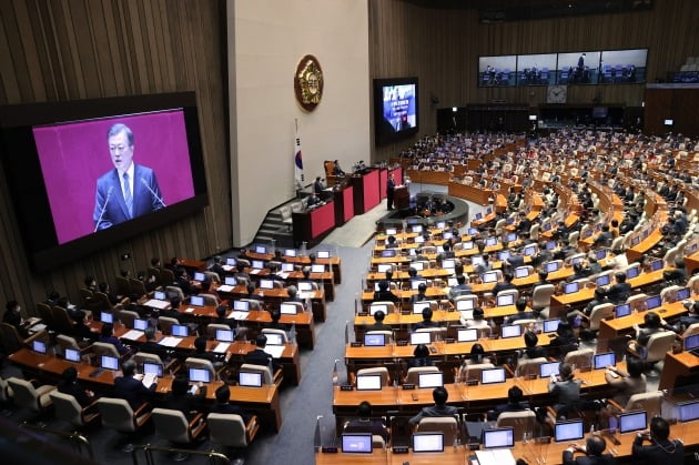 문재인 대통령이 28일 오전 국회 본회의장에서 2021년도 예산안 시정연설을 하고 있다. 2020.10.28 [사진=연합뉴스]