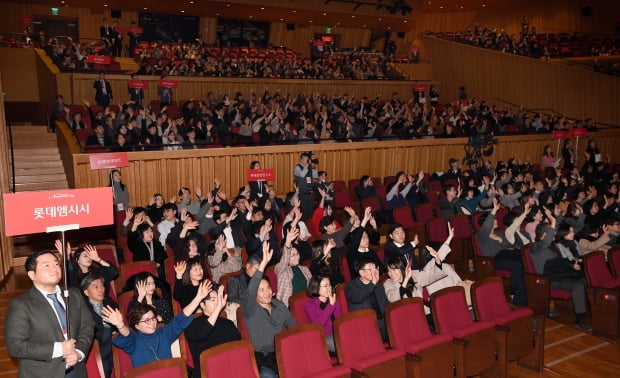 롯데그룹의 10개 계열사가 뒤늦게 신입사원 채용에 나섰다. 코로나19로 인한 실적악화로 롯데백화점 등 몇몇 기업은 채용계획을 밝히지 않았다. 사진은 지난해 하반기 신입사원 공채 합격자 행사인 '롯데 뉴커머스데이'의 모습이다. 