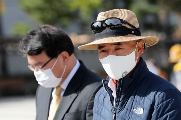 서해 북단 소연평도 해상에서 실종됐다가 북한군에 사살된 해양수산부 공무원의 형 이래진 씨가 28일 오후 서울 종로구 청와대 분수대 앞에서 사건에 대한 청와대 정보공개청구 기자회견을 하고 있다.  뉴스1