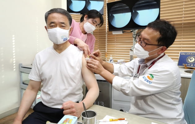 박능후 보건복지부 장관이 27일 세종시 도담동에 위치한 병원에서 인플루엔자(독감) 백신 접종을 하고 있다. /사진=뉴스1