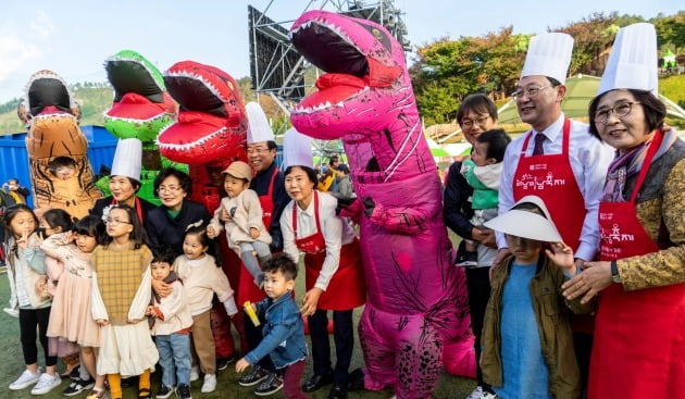 '해남미남축제'가 올해 코로나19 여파로 온라인과 오프라인을 결합한 온택트 축제로 다음달 2일부터 7일까지 열린다. 지난해 처음 열린 이 축제는 '맛'을 소재로 한 미식축제의 새로운 전형을 제시했다는 평가를 받았다. 사진은 명현관 해남군수(사진 오른쪽 두번째)가 지난해 축제 현장을 찾은 가족동반 방문객들과 기념사진을 찍는 모습  /해남군청 제공