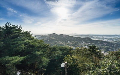 文 대통령, '김신조 사건' 52년 만에 북악산 철문 열었다