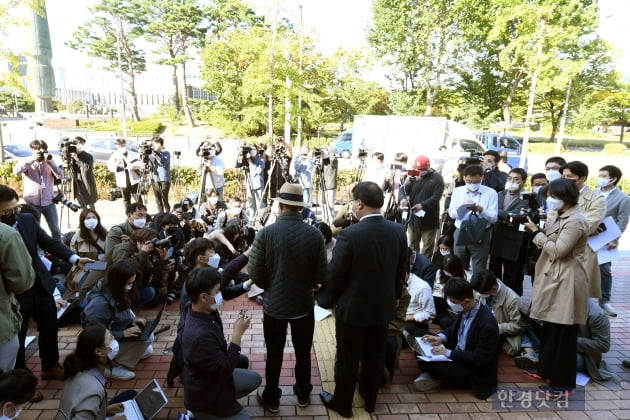 [포토] 국방부 앞에서 기자회견 연 피격 공무원 A씨 유가족