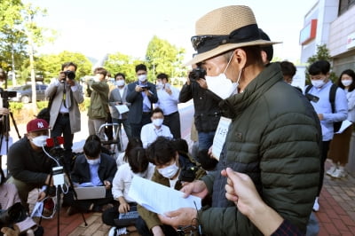 [포토] 피격 공무원 A씨의 아들이 쓴 편지 읽는 형 이래진씨